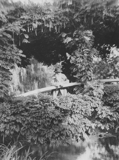 Claude Monet (1841-1926) op de Japanse Brug in zijn tuin in Giverny door French Photographer
